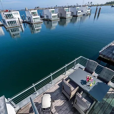 Sea Lounge *